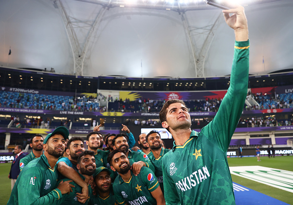 Pakistan players pose after beating India in 2021 T20 WC | Getty