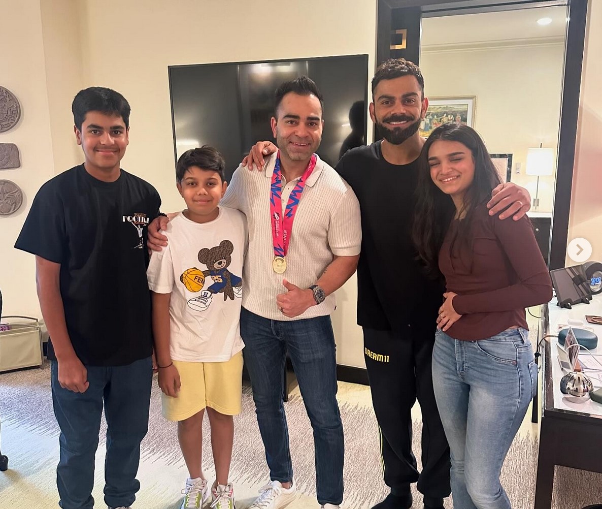 Virat Kohli with his brother Vikas and family members | Instagram