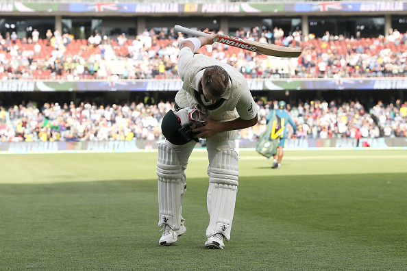 David Warner bows as he acknowledges the crowd |  GETTY