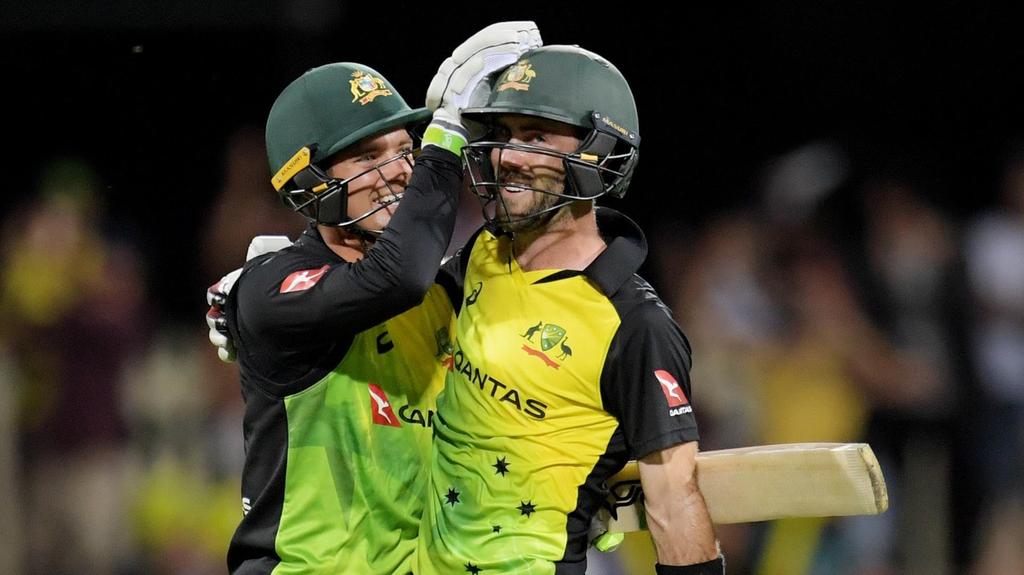 Watch: Glenn Maxwell thanks Carey for his ton, gifts his signed bat as ...