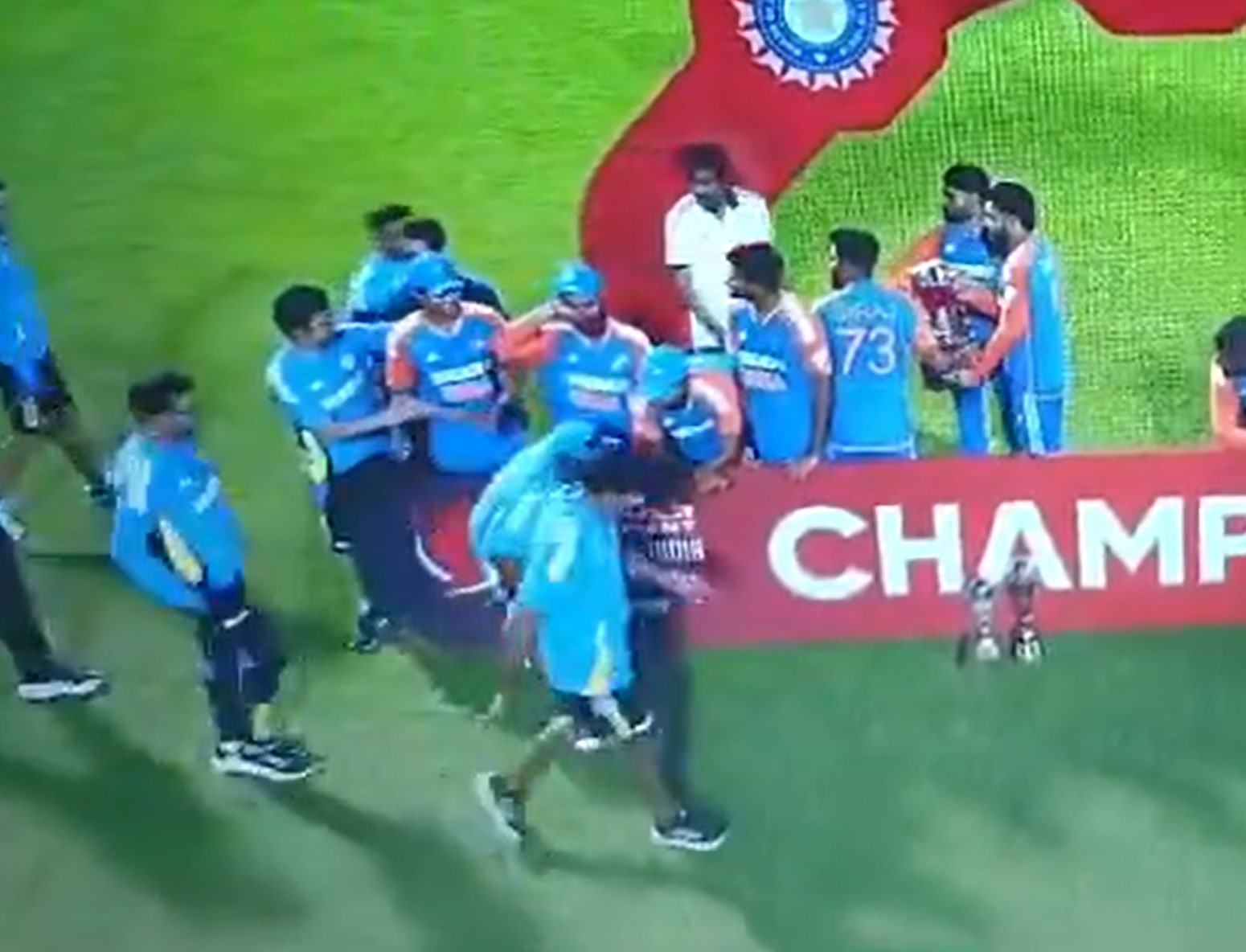 Gambhir opts to stand on the side in team photo | X