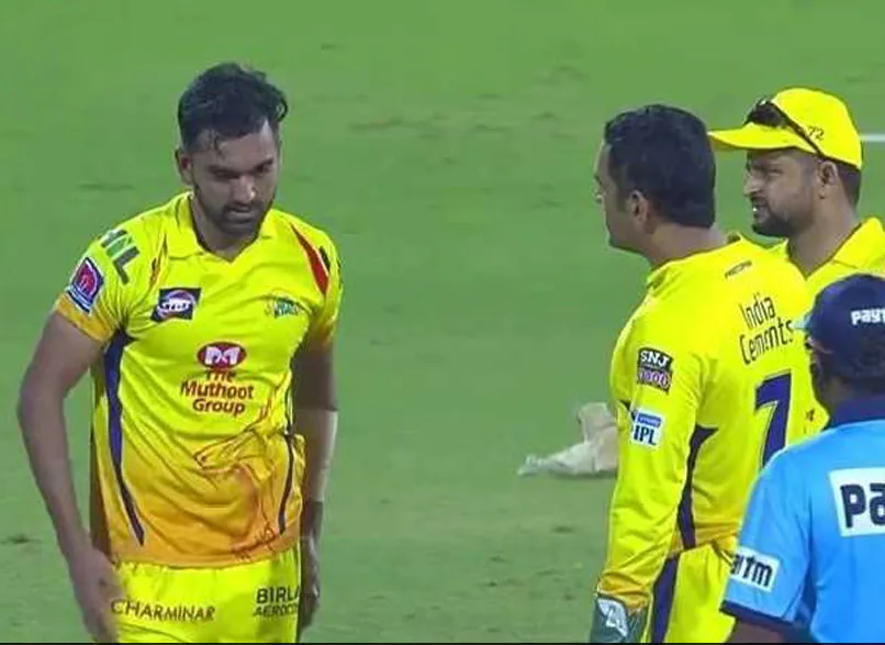 Deepak Chahar getting an earful from MS Dhoni during an IPL 2019 match | X