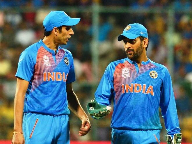 MS Dhoni with Ashish Nehra