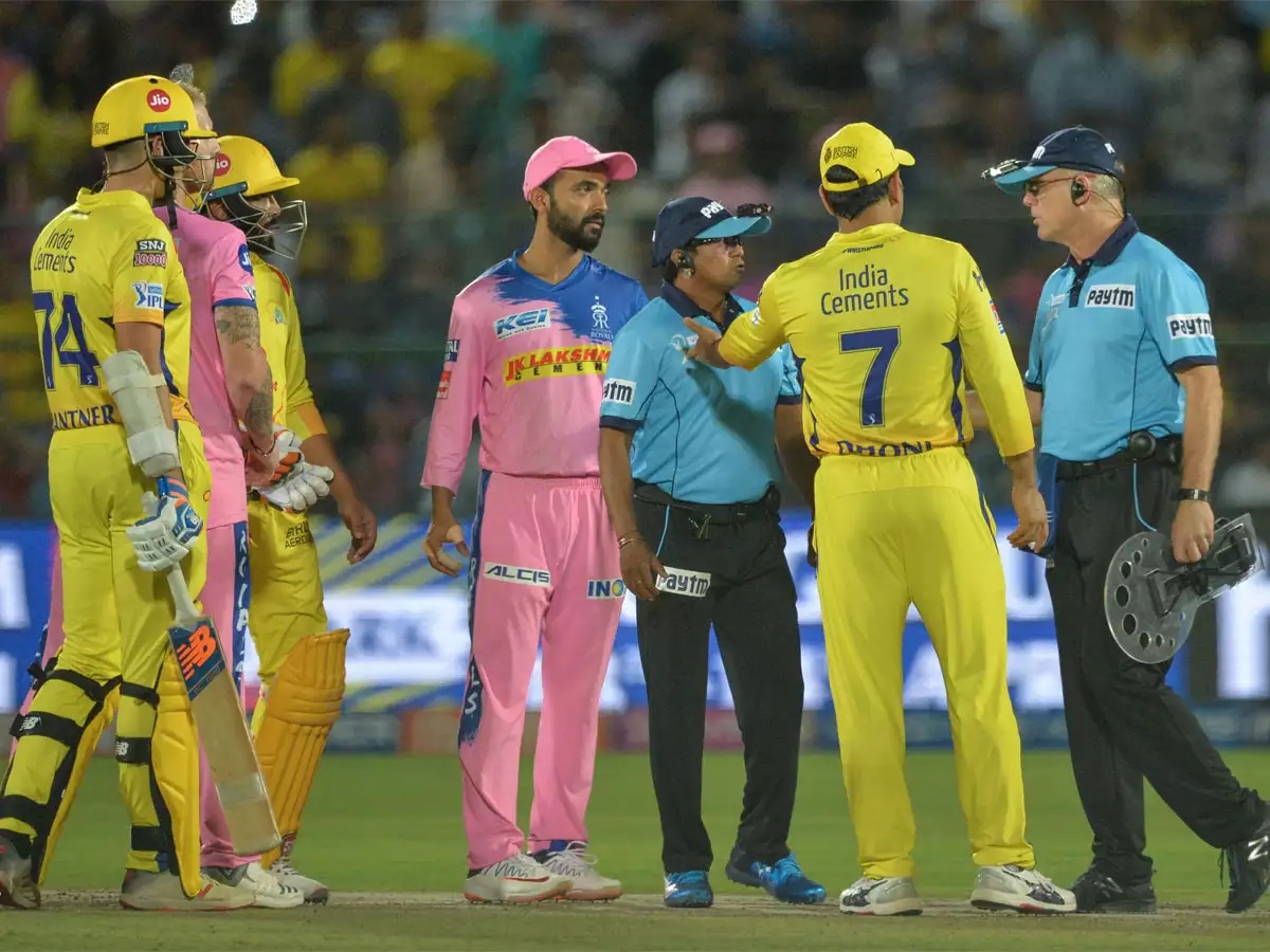 MS Dhoni arguing with the umpires during IPL 2019 match | AFP