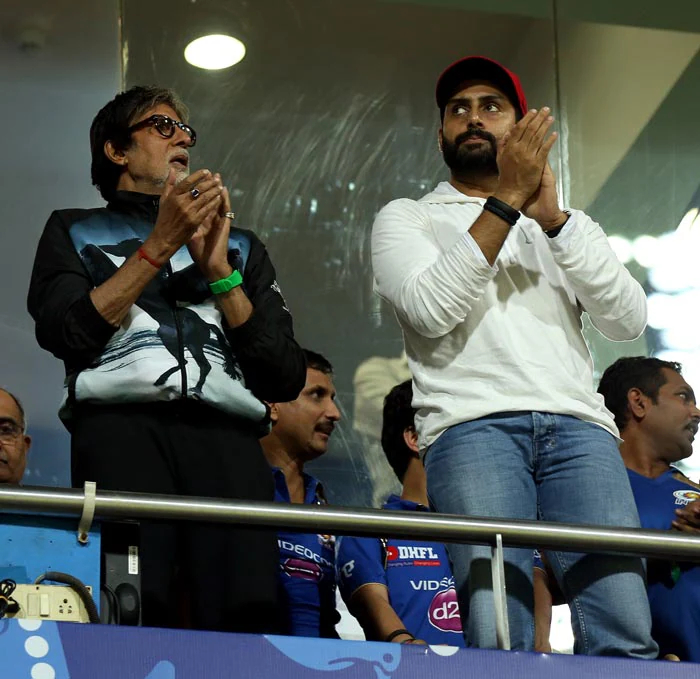 Amitabh Bachchan during a cricket match | X