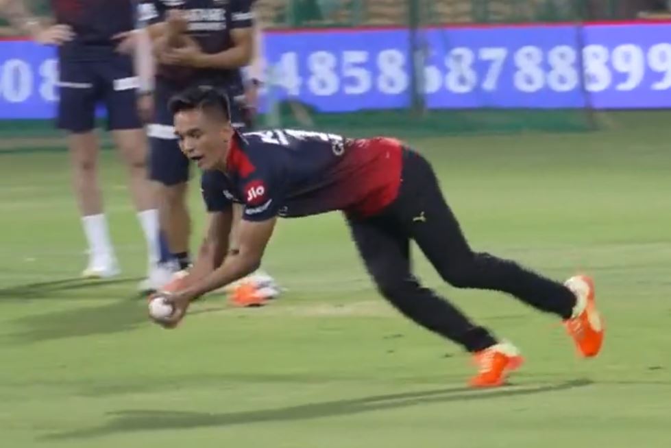 Sunil Chettri takes a catch during RCB fielding drills | RCB Twitter