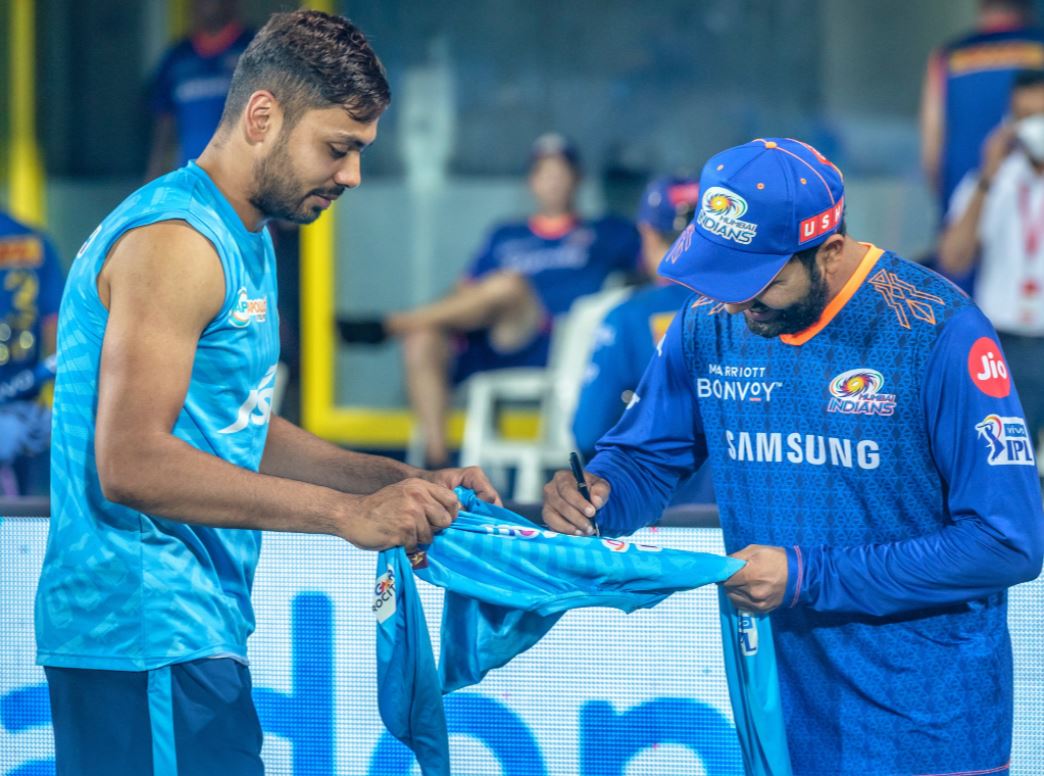 Avesh Khan (L) gets his DC jersey signed by Rohit Sharma (R) | Twitter