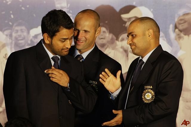 Gary Kirsten with MS Dhoni and Virender Sehwag