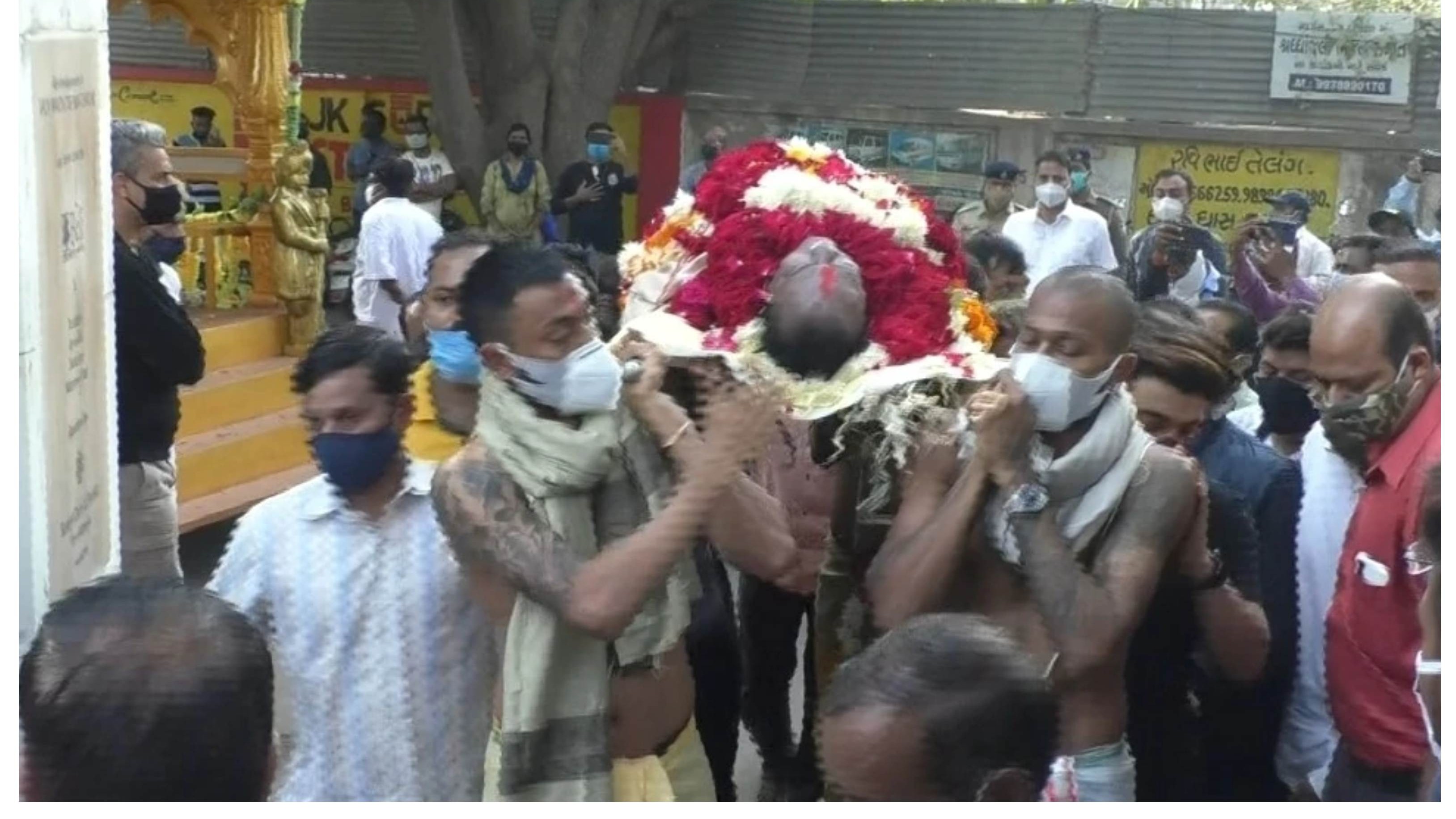 Hardik Pandya, Krunal Pandya perform last rites of their father in Vadodara