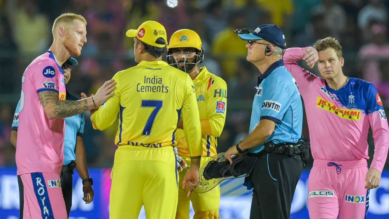 Stokes calming down Dhoni | AFP