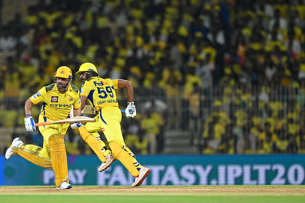 MS Dhoni and Vijay Shankar | Getty