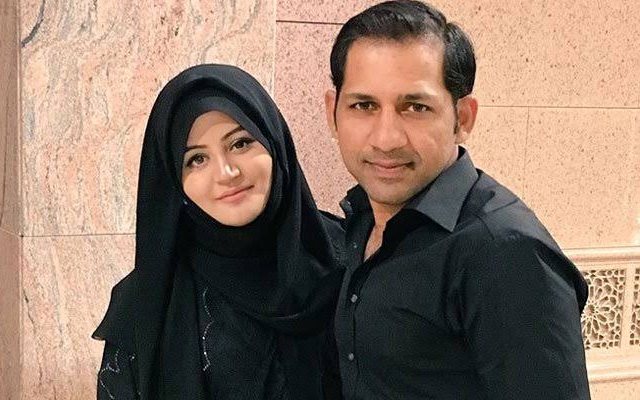 Sarfaraz Ahmed with wife | Twitter