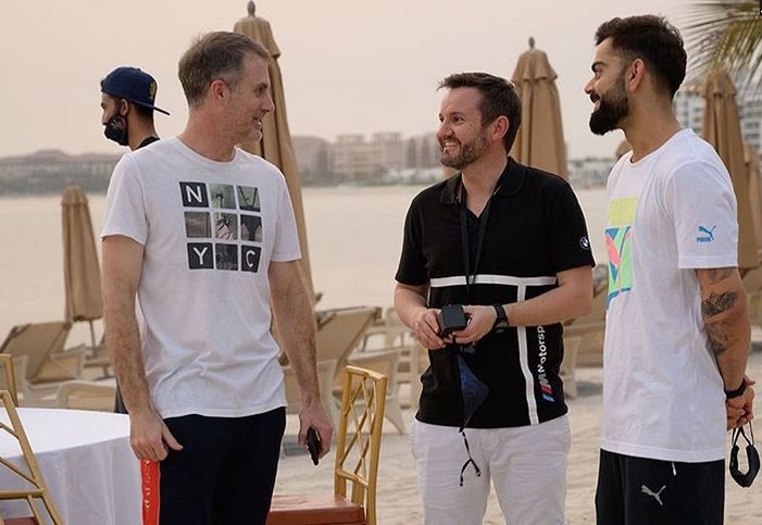 Virat Kohli in conversation with coach Simon Katich and director Mike Hesson | Twitter