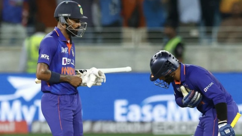 Asia Cup 2022: WATCH - Dinesh Karthik bows down to Hardik Pandya after he finishes match with a six 