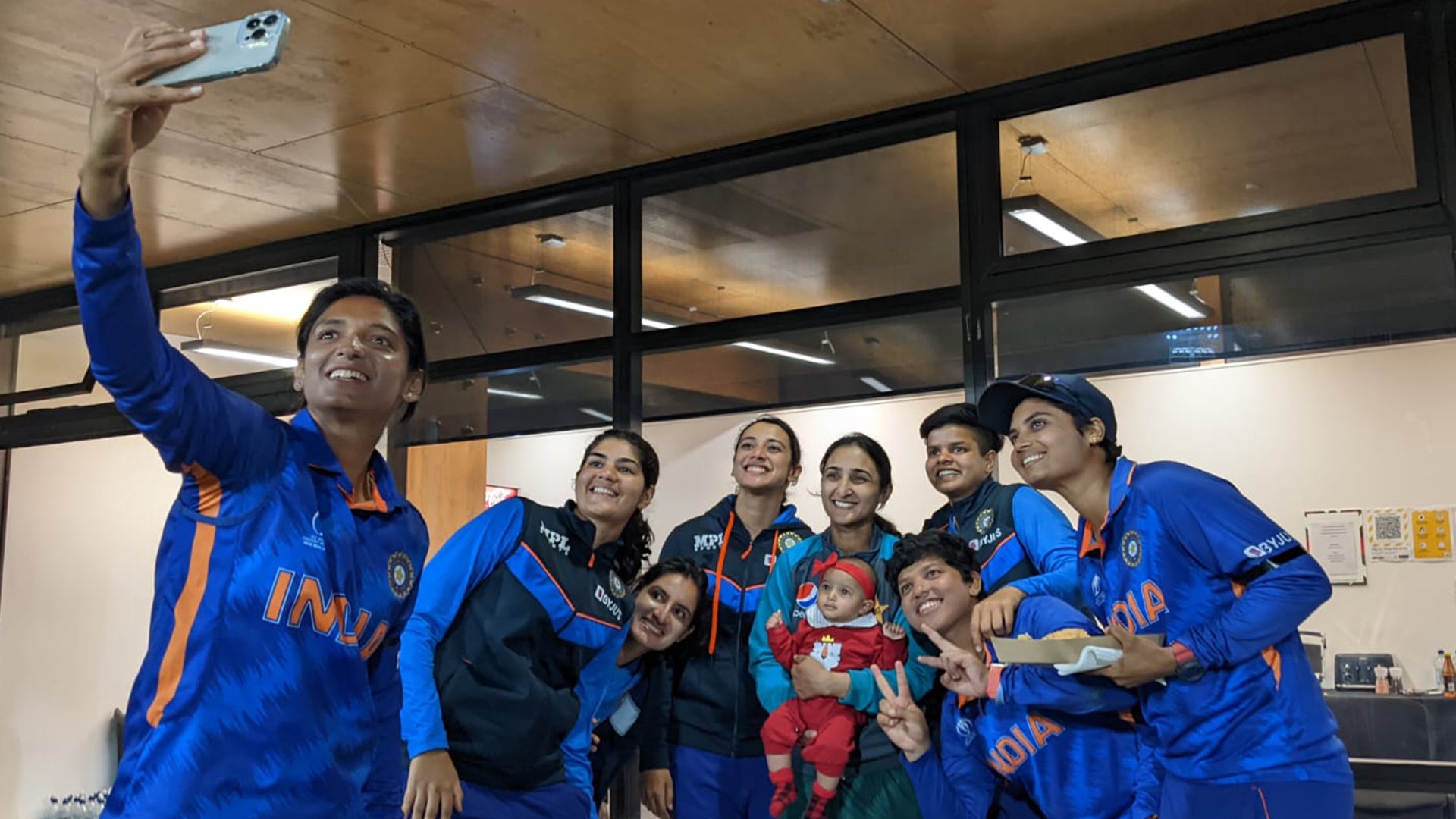 Indian women cricketers with Bismah Maroof and her baby | ICC