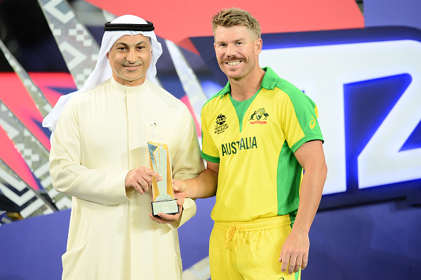 David Warner receiving the Player-of-the-Tournament award | Getty