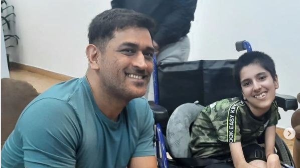 WATCH- MS Dhoni meets a special fan at Ranchi Airport; wins hearts with his amazing gesture