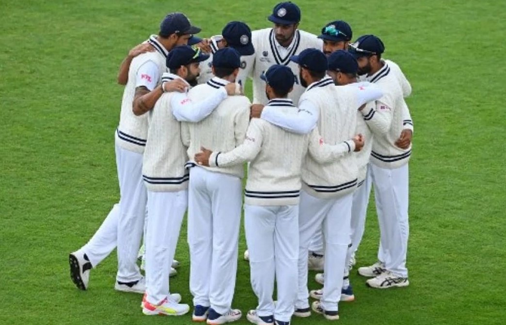 Team India in a huddle during the inaugural WTC Final | Virat Kohli (Twitter)