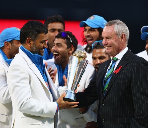 MS Dhoni all smiles while receiving the 2013 Champions Trophy title | Getty