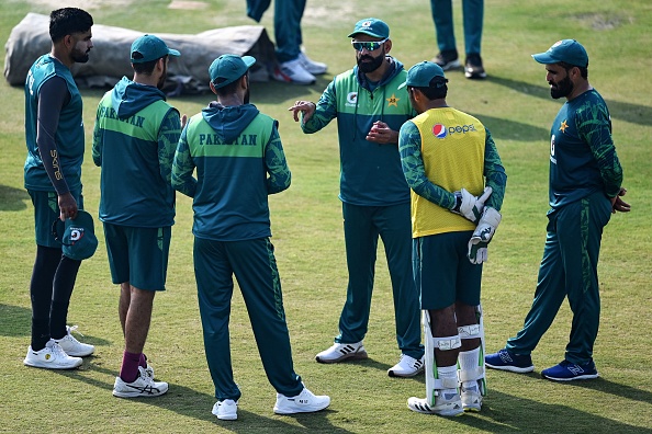 Mohammad Hafeez interacting with Pakistan team | Getty