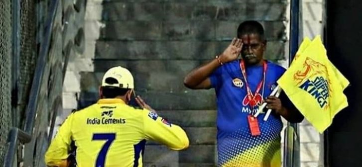 MS Dhoni returning a salute by a CSK support staff | Twitter