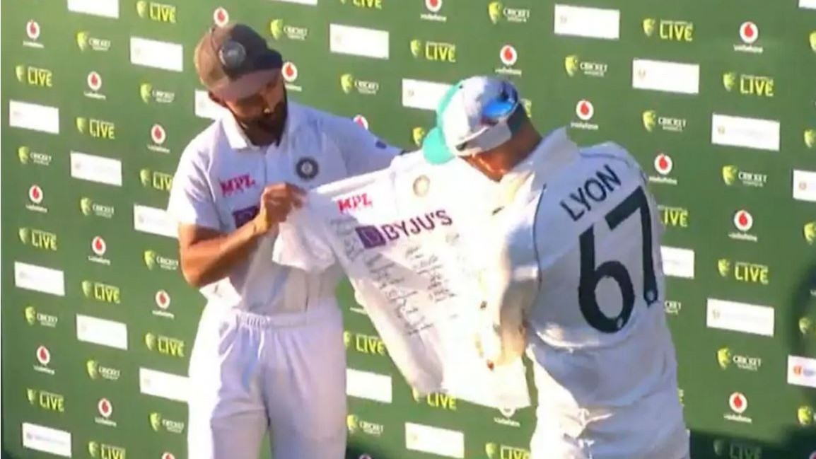 Rahane gifting Lyon a signed India jersey | Screengrab