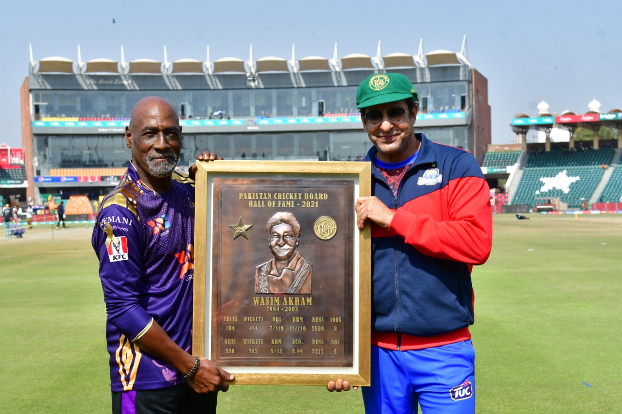 Wasim Akram and Sir Vivian Richards | PCB Twitter 