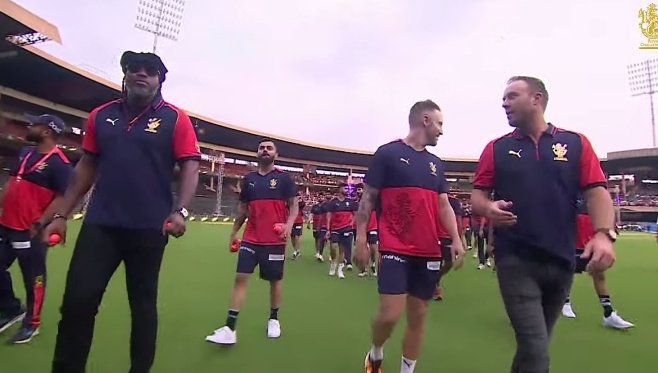 Kohli, De Villiers and Gayle did a lap of honour along with other RCB players | Twitter