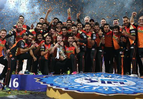 Sunrisers Hyderabad players posing with the IPL 2016 trophy | BCCI/IPL