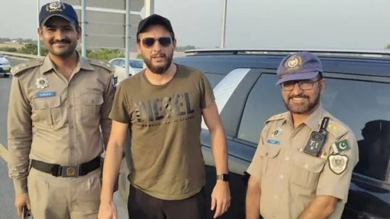 Shahid Afridi poses for a photo with the police personnel following the incident | Twitter