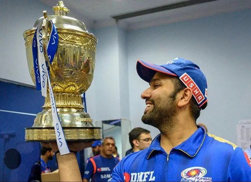 Rohit Sharma with IPL trophy | MI Twitter