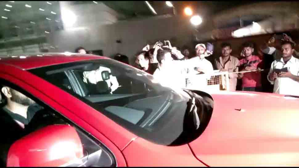 MS Dhoni taking Jeep from airport | Twitter