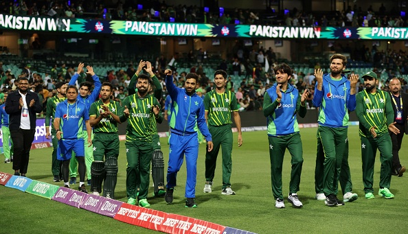 Pakistan team thanking their fans after defeating New Zealand in SF 1 | Getty