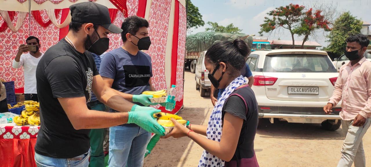 Mohammad Shami distributes food packets to migrant workers | Twitter