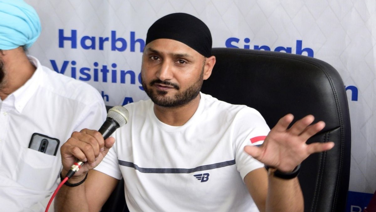 “Not the right time to roam around,” Harbhajan Singh urges citizens to stay indoors