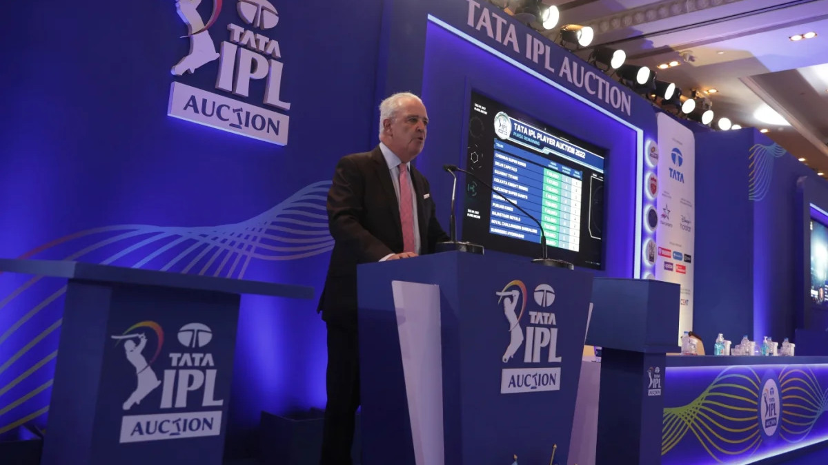 IPL auctioneer Hugh Edmeades collapses midway during IPL 2022 Auction