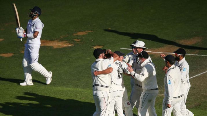 Boult surrounded by his teammates as Kohli walks off dejected | Getty