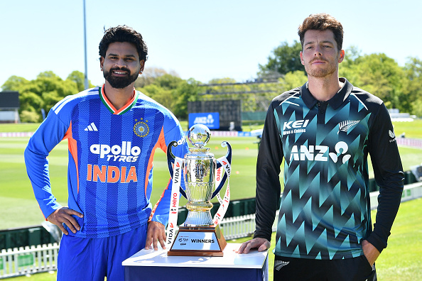 Shreyas Iyer and Mitchell Santner posing with the T20I trophy | Getty