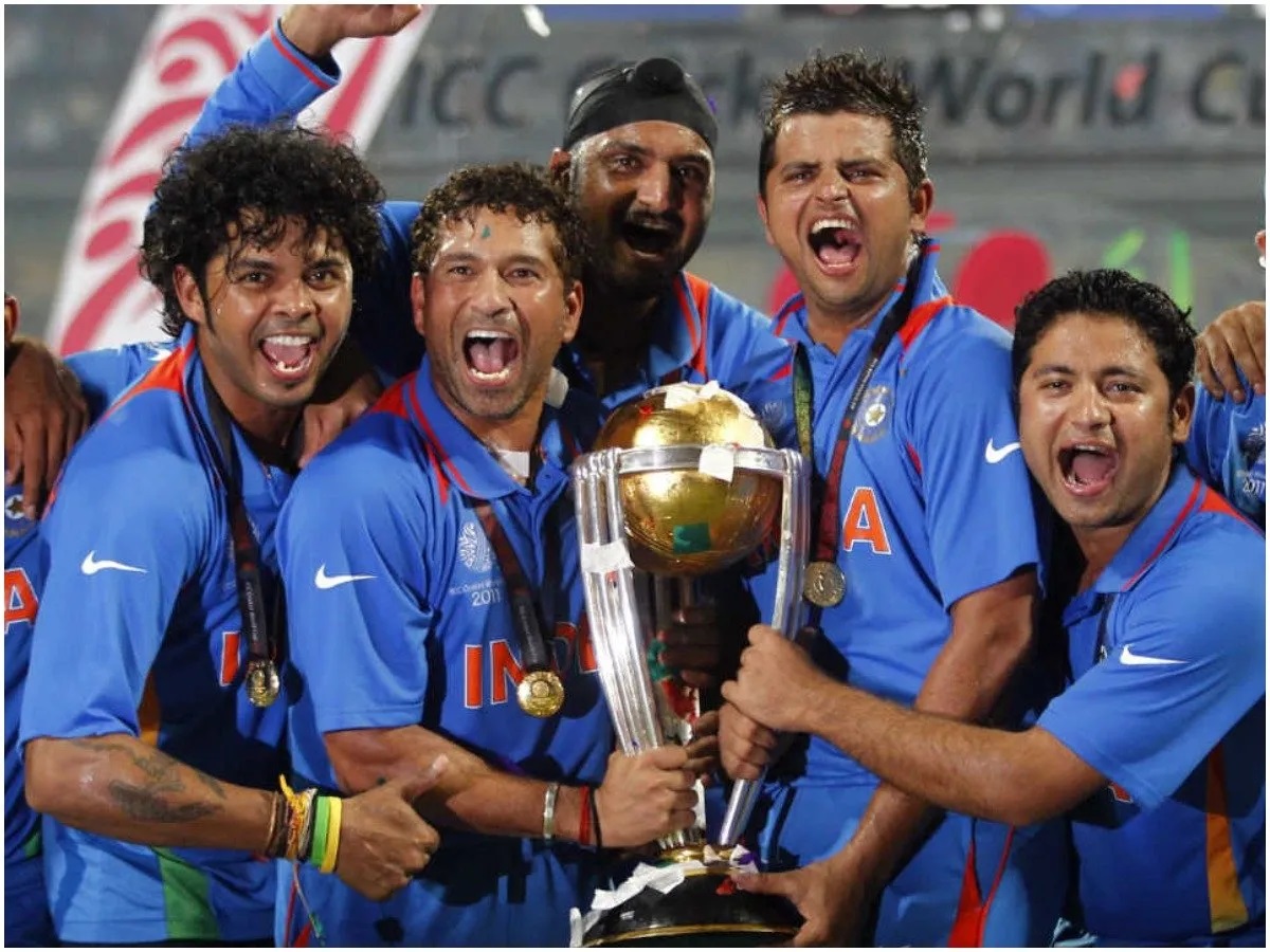 Sachin Tendulkar ans Suresh Raina with the World Cup trophy in 2011