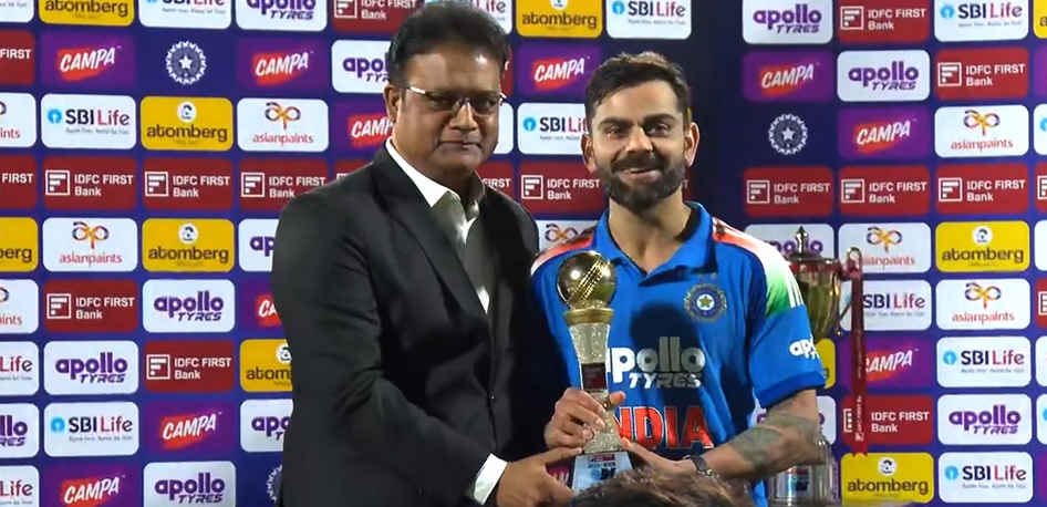 Virat Kohli with the Player of the Series award | X