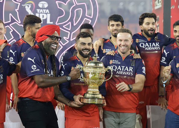 AB de Villiers and Chris Gayle celebrate the IPL 2025 triumph with RCB squad | Getty