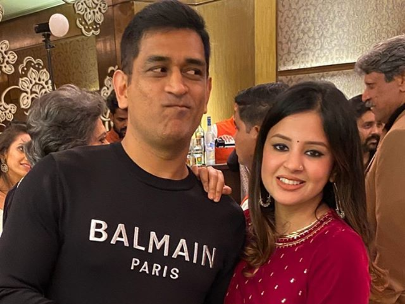 कार्यक्रम के दौरान पत्नी साक्षी के साथ महेंद्र सिंह धोनी | Instagram