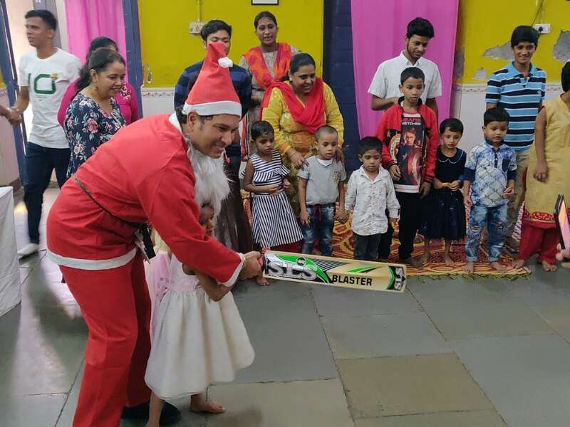 Sachin Tendulkar turns santa for underprivileged children | Mumbai Mirror
