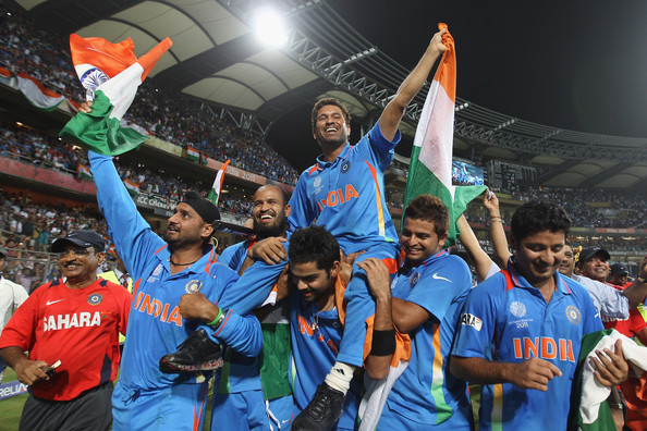 Sachin Tendulkar lifted on shoulders of young players after winning the 2011 World Cup