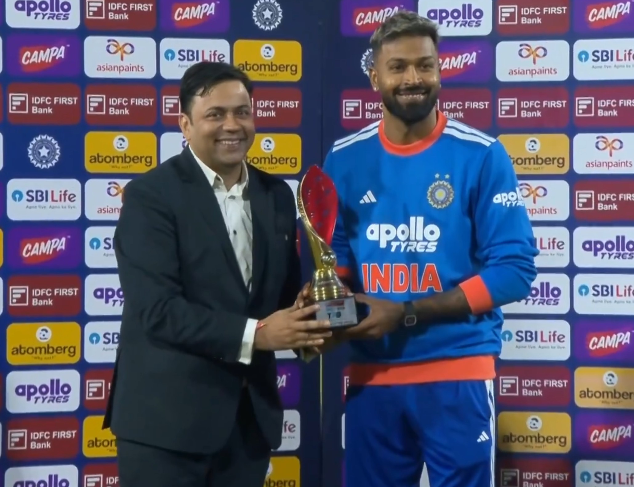 Hardik Pandya with the Player of the Match award | X