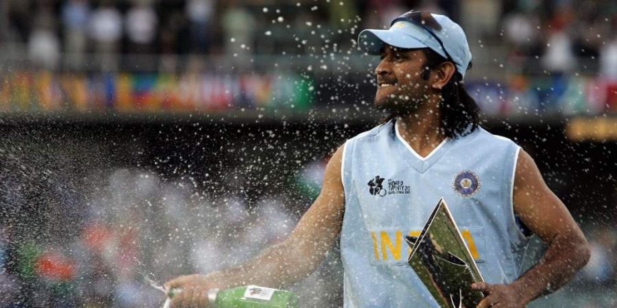 MS Dhoni celebrates the ICC World T20 2007 win