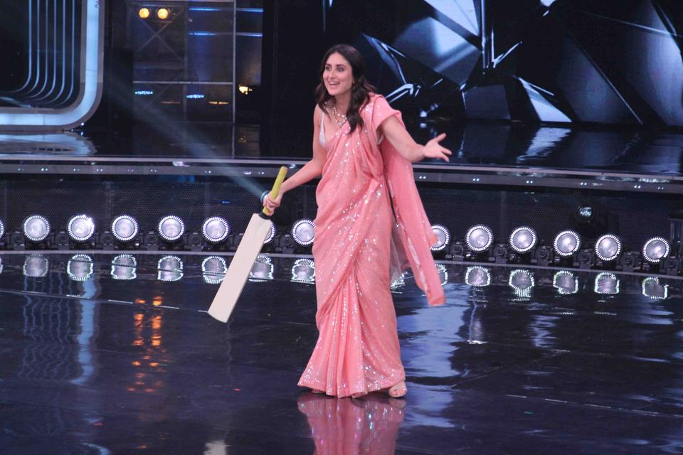 Kareena Kapoor Khan with the bat given by Kapil Dev | AFP