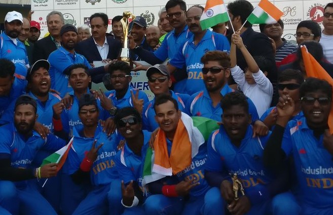 Indian blind cricket team with the World Cup | Twitter
