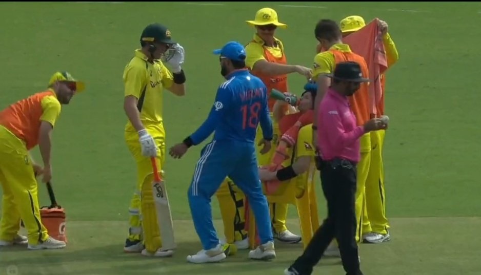 Kohli chats with Marnus while Smith rests in a chair during Rajkot ODI | X