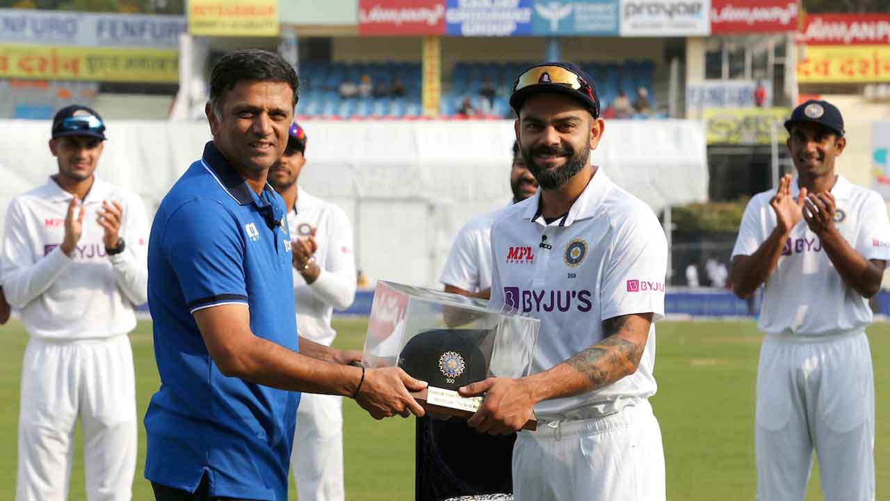 Rahul Dravid presents the baggy blue cap to Virat Kohli | BCCI 